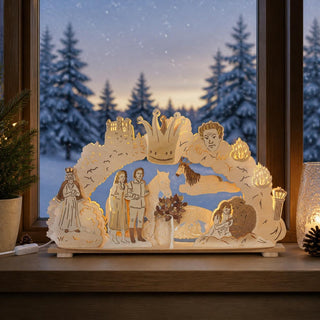 LED-Schwibbogen „Das singende, klingende Bäumchen®“ aus naturfarbenem Holz mit detailreicher Märchenszene. Im Mittelpunkt stehen die Prinzessin, der Prinz mit seinem Pferd, der gerettete Fisch und das singende, klingende Bäumchen. Weitere Motive wie der König, der böse Zwerg, das Schloss und die verzauberte Prinzessin mit dem Bären ergänzen die kunstvolle Darstellung. Die 15-flammige LED-Beleuchtung sorgt für warmes, stimmungsvolles Licht und setzt die filigranen Holzdetails des 66 cm breiten Schwibbogens e