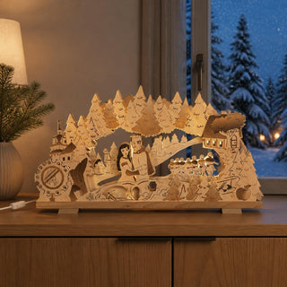 LED-Schwibbogen „DEFA-Schneewittchen“ aus naturfarbenem Holz mit detailreicher Märchenszene in einfarbig abgesetzter Gestaltung. Das Motiv zeigt Schneewittchen und den Prinzen im Mittelpunkt, umgeben von den sieben Zwergen, dem Schloss, dem Zauberspiegel und weiteren Figuren aus dem bekannten Märchen. Die warme 15-flammige LED-Beleuchtung setzt die filigranen Holzdetails stimmungsvoll in Szene. Der 66 cm breite Schwibbogen sorgt für eine märchenhafte Weihnachtsatmosphäre.