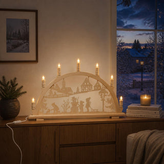 LED Schwibbogen „Winterfreuden“ natur, 66 cm, traditioneller Holz-Schwibbogen mit winterlicher Dorflandschaft, spielenden Kindern, Schlitten, verschneiten Bäumen und Häusern. Die warmweißen LED-Kerzen beleuchten die filigran gestaltete Winterszene und sorgen für eine gemütliche Weihnachtsatmosphäre.