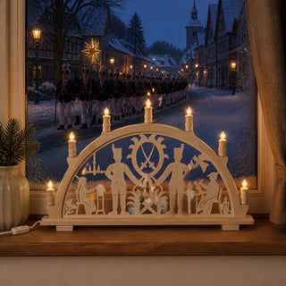 LED-Schwibbogen „Bergleute“ aus naturfarbenem Holz mit klassischem erzgebirgischem Bergbaumotiv. Die Szene zeigt Bergmänner, traditionelle Werkzeuge und das Bergbauwappen, umrahmt von einem Bogen mit 7 warm leuchtenden LED-Kerzen. Der 66 cm breite Schwibbogen sorgt für eine festliche Weihnachtsatmosphäre und setzt die filigranen Holzdetails stimmungsvoll in Szene.
