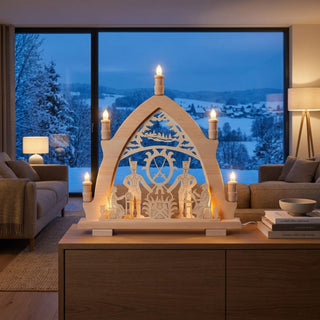 LED Lichterspitze „Bergleute“ aus naturfarbenem Holz mit traditionellem erzgebirgischem Motiv. Die 43 cm hohe Weihnachtsdekoration zeigt zwei Bergmänner, gekreuzte Schlägel und Eisen sowie weitere filigrane Bergbausymbole. Fünf warm leuchtende Kerzen sorgen für eine stimmungsvolle Beleuchtung und verleihen der Szene eine festliche Atmosphäre.

