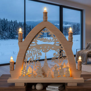 LED Lichterspitze „Seiffener Kirche“ aus naturfarbenem Holz mit filigraner Winterszene. Die 43 cm hohe Weihnachtsdekoration zeigt die Seiffener Kirche, verschneite Bäume, Häuser und traditionelle erzgebirgische Figuren. Fünf warm leuchtende Kerzen sorgen für eine stimmungsvolle Beleuchtung und schaffen eine festliche Weihnachtsatmosphäre.