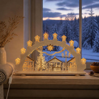 LED-Schwibbogen „Weihnachtsmarkt im Erzgebirge“, 66 cm, mit filigran gelaserten Marktständen, festlich geschmücktem Weihnachtsbaum, Laternen und Besucherfiguren. Der beleuchtete Schwibbogen aus hellem Holz wird von dekorativen Laternen entlang des Bogens gekrönt und schafft mit warmweißen LEDs eine stimmungsvolle Weihnachtsatmosphäre im traditionellen Erzgebirgsstil.
