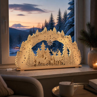 LED-Schwibbogen „Waldidylle“ aus naturfarbenem Holz mit filigranem, mehrlagigem Waldmotiv. Zwischen detailreich gestalteten Tannen stehen mehrere Rehe und Hirsche, umrahmt von einem dekorativen Bogen mit Sternen und einem hängenden Schneeflocken-Ornament. Die integrierte LED-Beleuchtung sorgt für warmes, stimmungsvolles Licht. Der 66 cm breite Schwibbogen steht auf einer Fensterbank vor einer winterlichen Waldlandschaft bei Dämmerung.