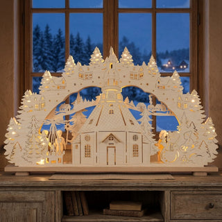 LED Schwibbogen „Seiffener Kirche“ aus naturfarbenem Holz mit detailreicher Darstellung der berühmten Seiffener Kirche. Umgeben von Tannenbäumen, Häusern und erzgebirgischen Figuren wird die filigrane Szene von warmweißen LEDs stimmungsvoll beleuchtet. Der 66 cm breite Schwibbogen sorgt für eine traditionelle und festliche Weihnachtsatmosphäre.