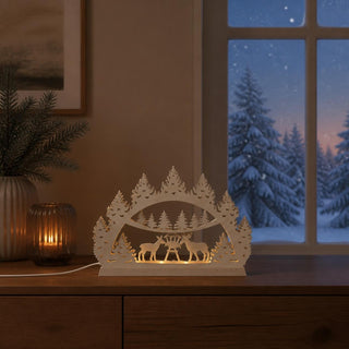 LED-Schwibbogen Mini „Waldmotiv“ aus naturfarbenem Holz mit idyllischer Waldszene. Das Motiv zeigt einen Hirsch und ein Reh an einer Futterkrippe, umgeben von stilisierten Tannenbäumen. Die integrierte LED-Beleuchtung sorgt für warmes, stimmungsvolles Licht und betont die filigranen Holzdetails.