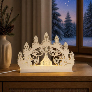 LED-Schwibbogen Mini „Seiffener Kirche“ aus naturfarbenem Holz mit filigraner Darstellung der berühmten Seiffener Kirche. Das Motiv wird von traditionellen Engel- und Bergmannfiguren sowie kunstvoll gestalteten Tannenbäumen umrahmt. Die integrierte LED-Beleuchtung sorgt für warmes, stimmungsvolles Licht und hebt die feinen Holzdetails hervor.