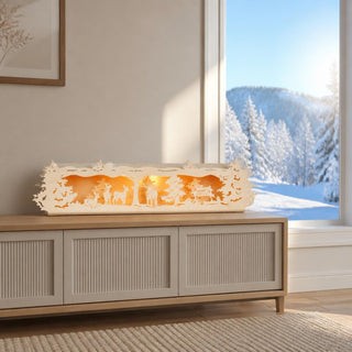 LED Lichterbogenerhöhung „Wald“ aus naturfarbenem Holz mit filigraner 3D-Winterlandschaft, beleuchteten Tannen und stimmungsvoller LED-Beleuchtung, 66 cm, dekorativer Sockel für Schwibbögen und festliche Fensterdekoration.
