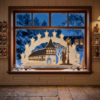XXL LED-Schwibbogen „Altstadtromantik“ (112 cm) mit detailreicher 3D-Szene aus historischem Fachwerkhaus, Laterne und filigranen Bäumen. Mehrere warmweiße LEDs beleuchten den kunstvoll gestalteten Bogen und setzen die winterliche Stadtszene stimmungsvoll in Szene. Auf einer Fensterbank vor verschneiter Winterlandschaft sorgt der Schwibbogen für eine festliche Weihnachtsatmosphäre.