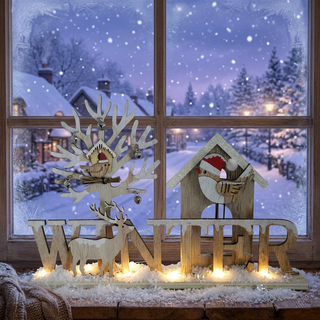 LED-Diorama „Winter“, ca. 21 cm breit: Dekorative Holzszene mit beleuchtetem Schriftzug „WINTER“ im Vordergrund. In das Diorama integriert sind ein stilisierter Baum mit kleinen Schmuckelementen und einem Vogel mit Weihnachtsmütze, ein Hirsch sowie ein weiteres Vogelmotiv in einem kleinen Häuschen. Warmweiße LED-Lichter beleuchten die Szene von unten und heben die Figuren hervor. Im Hintergrund ist ein verschneites Winterdorf mit Häusern, Bäumen und fallendem Schnee durch ein Fenster sichtbar, was eine gemü