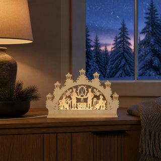 LED-Schwibbogen Mini „Bergleute“ aus naturfarbenem Holz mit traditionellem Bergbaumotiv. Die filigrane Szene zeigt Bergmänner, das Bergbauwappen und historische Werkzeuge unter einem Bogen mit sieben laternenförmigen LED-Lichtern. Der 24 cm breite Mini-Schwibbogen sorgt mit warmweißem Licht für eine gemütliche Weihnachtsatmosphäre und ist ideal für kleinere Fensterbänke oder Regale.
