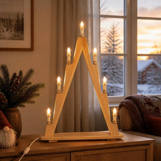 LED Lichterspitze in naturfarbener Holzoptik mit klassischer, unbestückter Form. Die 70 cm hohe Dekoration ist mit sieben warm leuchtenden LED-Kerzen ausgestattet und überzeugt durch ihr schlichtes, zeitloses Design. Das sanfte Licht sorgt für eine gemütliche und festliche Atmosphäre in der Weihnachtszeit.