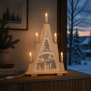LED Lichterspitze „Winterfreuden“ natur, 52 cm, traditionelle Holz-Lichterspitze mit winterlicher Dorfszene, spielenden Kindern, verschneiten Häusern und Tannenbaum. Die warmweiße Beleuchtung der Kerzen setzt die filigranen Details stimmungsvoll in Szene und sorgt für eine gemütliche Weihnachtsatmosphäre.