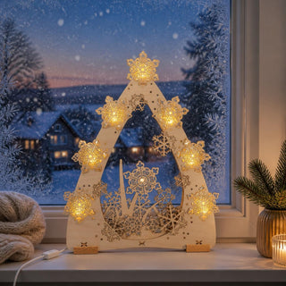 LED-Lichterspitze „Eissterne“ aus naturfarbenem Holz mit filigranen Schneeflocken- und Sternmotiven. Sieben warmweiße LED-Lichter sind hinter kunstvoll gestalteten Eissternen angeordnet und sorgen für eine gemütliche Winterstimmung. Die 40 cm hohe Lichterspitze verleiht Fensterbank und Wohnbereich einen festlichen, weihnachtlichen Glanz.
