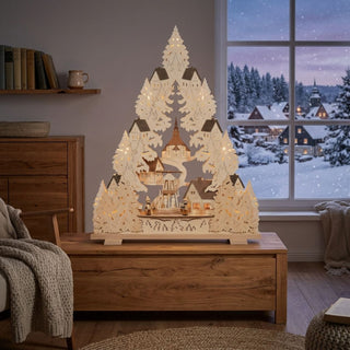 LED Lichterspitze „Seiffener Kirche“ aus naturfarbenem Holz mit farbigen Akzenten. Die 65,5 cm hohe Weihnachtsdekoration zeigt die Seiffener Kirche, traditionelle Häuser, Tannenbäume und erzgebirgische Figuren in einer detailreichen Winterszene. Warmweiße LEDs sorgen für eine stimmungsvolle Beleuchtung und schaffen eine gemütliche, festliche Atmosphäre.