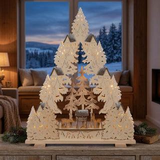 LED Lichterspitze „Waldzauber“ aus naturfarbenem Holz mit filigraner Waldlandschaft, kleinen Häusern, Tannenbäumen und Rehen an einer Futterkrippe. Die 65 cm hohe Weihnachtsdekoration wird von warmweißen LEDs stimmungsvoll beleuchtet und schafft mit ihren detailreichen Motiven eine gemütliche Winteratmosphäre.