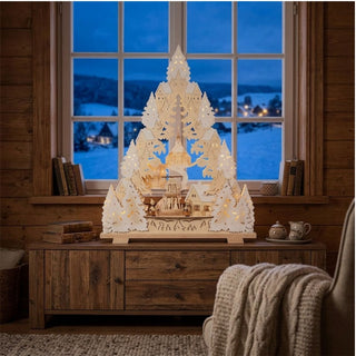 LED Lichterspitze „Seiffener Kirche“ aus naturfarbenem Holz mit filigraner Darstellung der berühmten Seiffener Kirche, umgeben von verschneiten Tannen und traditionellen erzgebirgischen Motiven. Der 65,5 cm hohe Leuchter ist mit warmweißen LEDs beleuchtet und durch den Raureifeffekt besonders winterlich gestaltet. Die detailreiche Szene sorgt für eine stimmungsvolle und festliche Weihnachtsatmosphäre.
