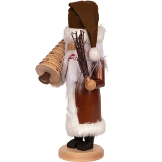 Der 36cm große Weihnachtsmann als Nussknacker hat eine braune Stoffmütze, schwarze Stiefel, einen braunen Holzkörper als Mantel und weißer Fellumrandung. Er trägt eine Holztanne und eine Rute aus kleinen Zweigen. Das weiche weiße Haar und der lange Bart  macht diesen Nussknacker zu etwas Besondern. 