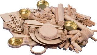 Selbstbausatz Weihnachtspyramide für Teelichte aus naturbelassenem Holz mit zahlreichen Einzelteilen, darunter Holzplatten, Säulen, Figuren, Flügelrad und goldfarbene Teelichthalter für den Aufbau einer dreistöckigen Weihnachtspyramide, 50 cm hoch.