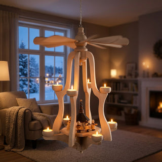 Weihnachtspyramide „Seiffener Kirche“ zum Hängen, 65 cm groß, aus naturbelassenem Holz, mit filigraner Kirche und Figuren im Inneren, umlaufenden Kerzenhaltern und rotierendem Flügelrad, stimmungsvoll beleuchtet und frei hängend vor winterlicher Fensterkulisse im gemütlichen Wohnambiente.