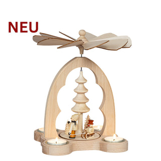 Natürliche Weihnachtspyramide aus Holz mit Winterkind‑ und Schneemannszene, gedrechseltem Baum, Rundbogenrahmen und vier Teelichthaltern; 21 cm hoch.