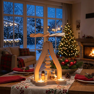 Weihnachtspyramide „Winterkinder“ aus naturbelassenem Holz für vier Teelichte. Unter dem geschwungenen Pyramidenbogen befinden sich kleine Winterfiguren mit Schlitten und Schneemann sowie ein stilisierter Tannenbaum. Das traditionelle Flügelrad wird durch die Wärme der Teelichte angetrieben und setzt die liebevoll gestaltete Winterszene in Bewegung. Höhe 28 cm.