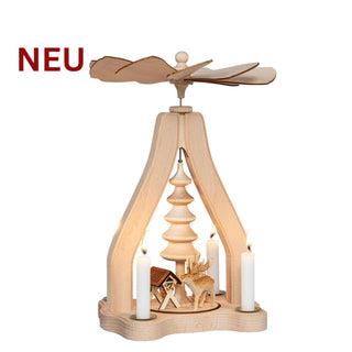 Natürliche Weihnachtspyramide aus Holz mit Reh‑Szene, großem Baum, Drehflügeln und Platz für vier Pyramidenkerzen; 28 cm hoch.