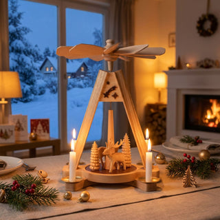 Weihnachtspyramide „Wald“ aus naturbelassenem Holz (24 cm) mit Teelichtern, drehendem Flügelrad und Waldszene mit Reh und Bäumen, dekoriert in gemütlicher Weihnachtsatmosphäre vor verschneiter Winterkulisse.