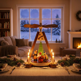 Weihnachtspyramide „Weihnachtsmann“, 30 cm groß, farbig gestaltet, aus Holz mit dunklen Akzenten, mit drehbarer Plattform und liebevoll bemalten Weihnachtsmann‑Figuren um einen grünen Tannenbaum, vier Kerzenhaltern und Flügelrad, dekorativ auf einem festlich gedeckten Tisch vor winterlicher Fensterkulisse und Kamin im warmen Wohnambiente platziert.