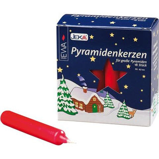 Packung roter Pyramidenkerzen (18 Stück, Ø ca. 1,7 cm, Höhe ca. 10,5 cm) in einer blauen Schachtel mit Sternenmotiv und Winterillustration; davor liegt eine einzelne rote Kerze mit Docht.