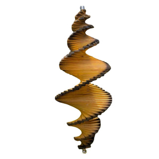 Holz‑Windspiel in Naturfarben mit spiralförmigem Design, fein gedrehte Holzlamellen mit dunklen Akzenten an den Kanten, vertikal aufgehängt, freigestellt auf weißem Hintergrund.