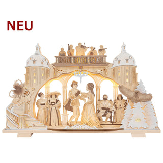 Premium-Line LED-Schwibbogen „Drei Haselnüsse für Aschenbrödel®“ aus naturfarbenem Holz mit Raureifeffekt. Die detailreiche 3D-Szene zeigt Aschenbrödel und den Prinzen beim Tanz, umgeben von weiteren Figuren des Märchenklassikers sowie den Türmen von Schloss Moritzburg. Die warme LED-Beleuchtung setzt die filigranen Holzdetails stimmungsvoll in Szene. Der 70 cm breite Schwibbogen ist eine hochwertige Weihnachtsdekoration aus dem Erzgebirge.