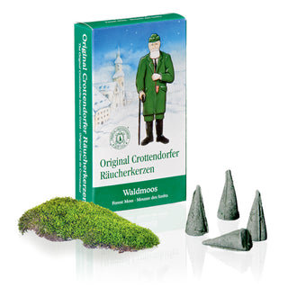 Räucherkerzen „Waldmoos“, 24 Stück, in grün gestalteter Verpackung mit winterlichem Motiv und abgebildeten Räucherkegeln sowie Moosdeko.