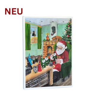 Adventskalender im Hochformat mit weihnachtlicher Illustration, auf der eine festlich gekleidete Figur an einem Tisch mehrere kleine Räucherfiguren gestaltet. Im Hintergrund stehen ein Kamin mit Feuer, ein geschmückter Weihnachtsbaum und ein Fenster mit Winterlandschaft. Der Kalender ist mit 24 nummerierten Türchen gefüllt und enthält Räucherkerzen.