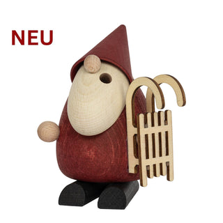 Farbiges Räuchermännchen „Weihnachtsmann mit Schlitten“ aus Holz, mit rotem Körper, spitzer Mütze, schwarzen Füßen und einem kleinen Holzschlitten in der Hand; 11 cm groß.