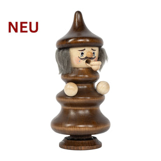 Räuchermännchen „Baumwichtel“ aus Holz, braun gebeizt, mit spitzer Mütze, seitlichem Haar, runden Holzarmen und kleinem Holzbecher; 16 cm hoch.