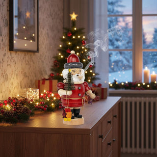 Räuchermännchen „Weihnachtsmann“ (20 cm), farbig gestaltet mit rotem Mantel, weißem Bart, Tannenbaum und Geschenken, rauchend auf einer Kommode in festlich geschmückter Wohnatmosphäre mit Weihnachtsbaum, Kerzen und winterlicher Fensterkulisse dekoriert.