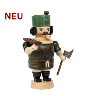 Farbig gestaltetes Räuchermännchen „Bergmann“ aus Holz, mit grüner Bergmannsmütze, Schürze, Axt und einer Schale mit Erz; 20 cm hoch.