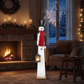 Räuchermännchen XXL „Schneemann mit Laterne“ (70 cm), farbig gestaltet mit schwarzem Zylinder, rotem Schal und Besen, rauchend mit leuchtender Laterne neben Kamin in festlich dekorierter Wohnlandschaft.