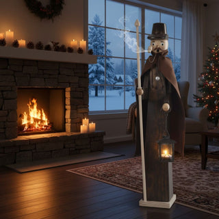 Räuchermännchen XXL „Nachtwächter mit Laterne“ (70 cm), aufwendig gestaltet mit Mantel, Hut und Stab sowie leuchtender Laterne, rauchend neben Kamin in festlich dekorierter Wohnlandschaft mit Weihnachtsbaum.