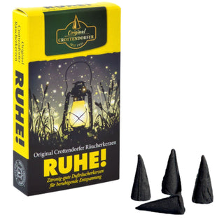 Verpackung der XL Räucherkerzen „Ruhe!“ von Original Crottendorfer mit Laternenmotiv bei Nacht sowie vier schwarzen Räucherkegeln als natürlicher Mückenschreck für den Außenbereich.