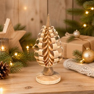 Naturfarbener Spanbaum aus Holz mit kunstvoll gearbeiteten Spanlocken und rundem Holzsockel, 6 cm, filigrane Weihnachtsdekoration für Pyramiden, Lichterbögen und winterliche Arrangements.