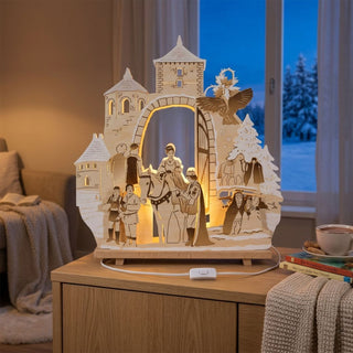 LED-Standleuchte „Drei Haselnüsse für Aschenbrödel®“ mit Raureifeffekt (42 cm) aus naturfarbenem Holz und warmweißer LED-Beleuchtung. Das filigrane Motiv zeigt mehrere Szenen aus dem Märchenklassiker mit Aschenbrödel auf dem Pferd, einem Burgtor, einer Eule, Haselnusszweigen und verschneiten Tannen. Der weiße Raureifeffekt verleiht der Leuchte eine winterlich-frostige Optik und setzt die liebevollen Details stimmungsvoll in Szene.