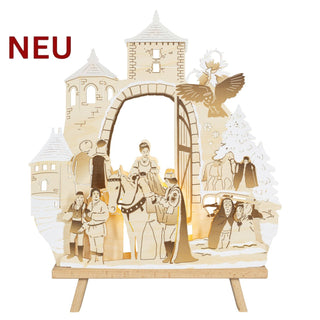 LED-Standleuchte „Drei Haselnüsse für Aschenbrödel®“ einfarbig abgesetzt, mit Raureifeffekt (42 cm) aus naturfarbenem Holz und warmweißer LED-Beleuchtung. Das detailreich gestaltete Motiv zeigt mehrere Szenen aus dem Märchenklassiker vor einer großen Burgtoranlage. Im Mittelpunkt stehen Aschenbrödel auf einem Pferd sowie weitere Figuren des Märchens. Ergänzt wird die Darstellung durch eine Eule, Haselnusszweige, verschneite Tannen und winterliche Landschaftselemente. 