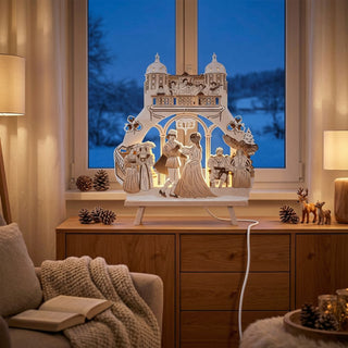 LED-Standleuchte „Drei Haselnüsse für Aschenbrödel®“ mit Raureifeffekt (42 cm) aus naturfarbenem Holz und warmweißer LED-Beleuchtung. Das detailreich gestaltete Motiv zeigt die berühmte Ballszene mit Aschenbrödel und dem Prinzen beim Tanz unter einem festlichen Torbogen. Auf einem Balkon spielen Musiker, während weitere Figuren des Märchens sowie ein Königspaar, Eulen und Haselnussmotive die Szene ergänzen. Der weiße Raureifeffekt verleiht der Leuchte eine winterlich-frostige Optik. 