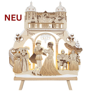 LED-Standleuchte „Drei Haselnüsse für Aschenbrödel®“ mit Raureifeffekt (42 cm) aus naturfarbenem Holz und warmweißer LED-Beleuchtung. Das detailreich gestaltete Motiv zeigt die berühmte Ballszene des Märchenklassikers mit tanzendem Paar unter einem festlichen Torbogen. Weitere Figuren, ein Königspaar, Musiker auf einem Balkon, Eulen, Haselnüsse und winterliche Dekorelemente ergänzen die Szene. Weiße Akzente mit Raureifeffekt verleihen der Leuchte eine frostige Winteroptik.