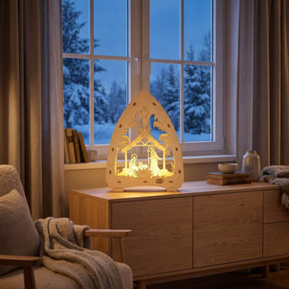 LED-Lichterspitze „Christi Geburt“ aus naturfarbenem Holz (29 cm) mit warmweißer LED-Beleuchtung. Das mehrlagig gestaltete Motiv zeigt die Weihnachtskrippe mit Maria, Josef und dem Jesuskind in einer Krippe unter einem Stall. Über der Szene strahlt der Stern von Bethlehem, umrahmt von filigranen Palmen und Landschaftselementen. Die dekorative Lichterspitze steht auf einer Holzkommode in einem gemütlich eingerichteten Wohnraum vor einem Fenster mit Blick auf eine verschneite Winterlandschaft. 