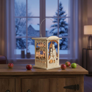 Laterne für 1 Teelicht oder mit LED‑Stripe „DEFA‑Schneewittchen®“, 16 cm, aus einfarbig abgesetztem Holz mit filigranen Märchenszenen wie Schneewittchen und den Zwergen auf den Seitenflächen, dekorativ auf einem Holzsideboard mit Äpfeln und Zweigen platziert, vor einem großen Fenster mit verschneiter Winterlandschaft, stimmungsvoll beleuchtet durch warmes Licht im Inneren.