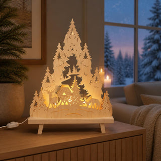 LED-Lichterspitze „Wald“ aus naturfarbenem Holz in Form eines stilisierten Weihnachtsbaums. Das mehrlagige Motiv zeigt Rehe an einer Futterkrippe, umgeben von Tannenbäumen in einer winterlichen Waldlandschaft. Die versteckte LED-Beleuchtung erzeugt einen warmen Lichtschein und eine stimmungsvolle 3D-Wirkung. Die 41 cm hohe Lichterspitze ist eine festliche Dekoration für Fensterbank oder Wohnbereich.