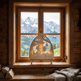 Das Bild zeigt eine dekorative LED-Standleuchte aus naturfarbenem Holz mit einem liebevoll gestalteten Wander- und Bergmotiv.